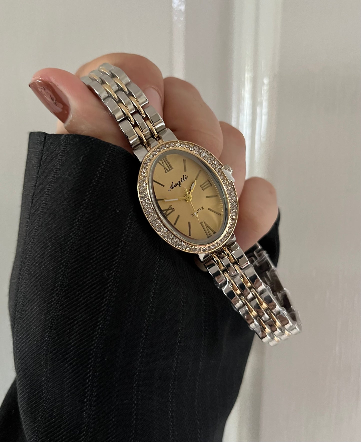 ISABELLA OVAL LUXURY WATCH GOLDEN Dial