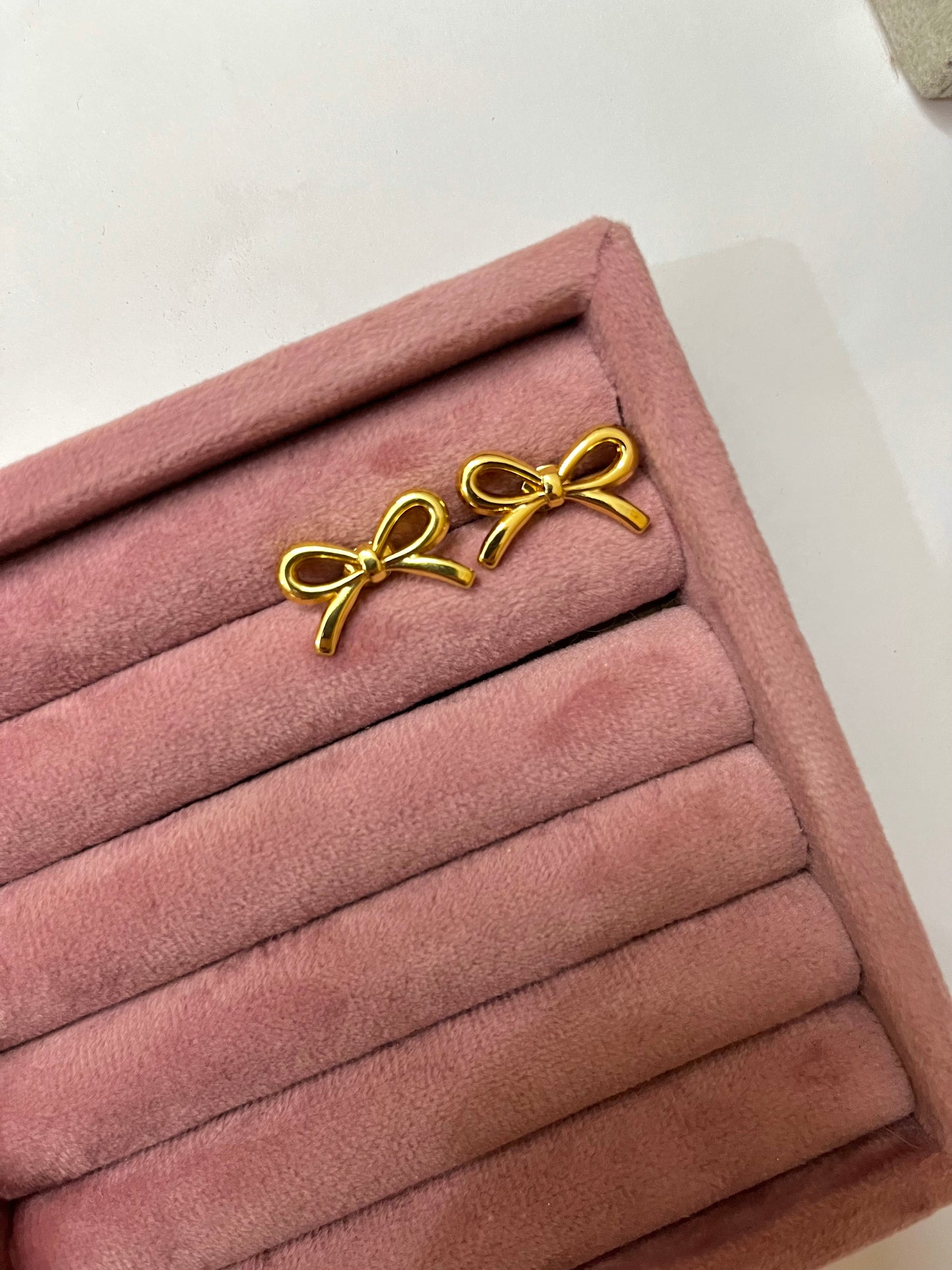 BOW STUDS