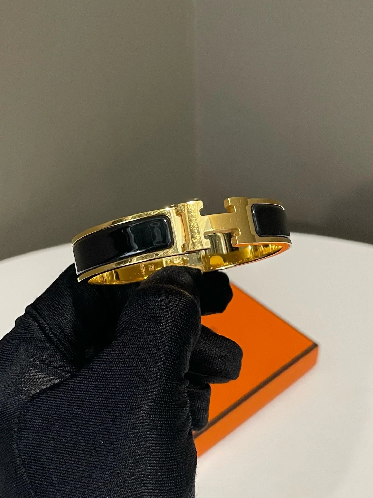H-BLACK HANDCUFF