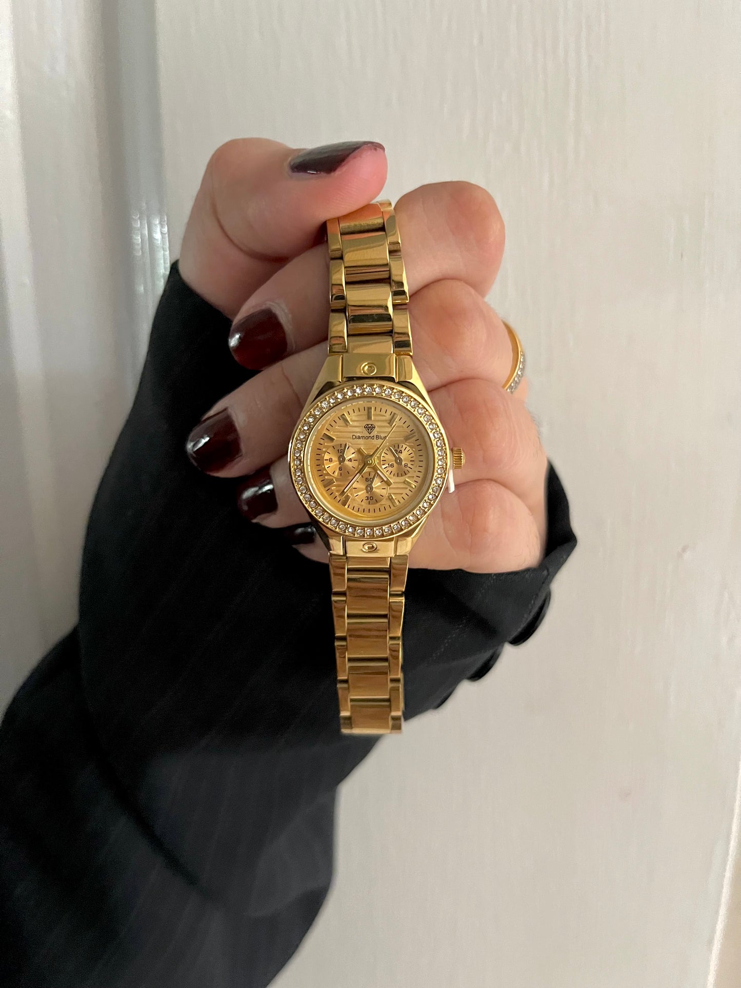 CRYSTA STUDDED GOLDEN DAIL WATCH✨