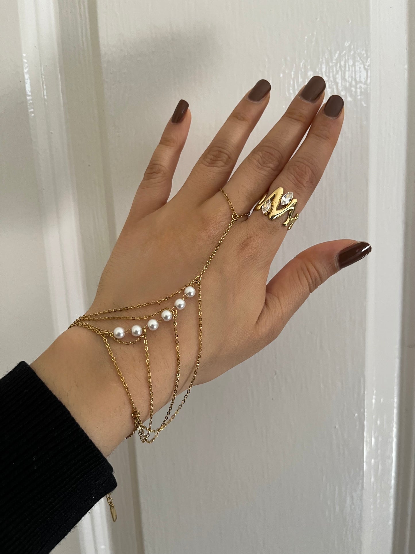 SALIA PEARLS HANDCHAIN