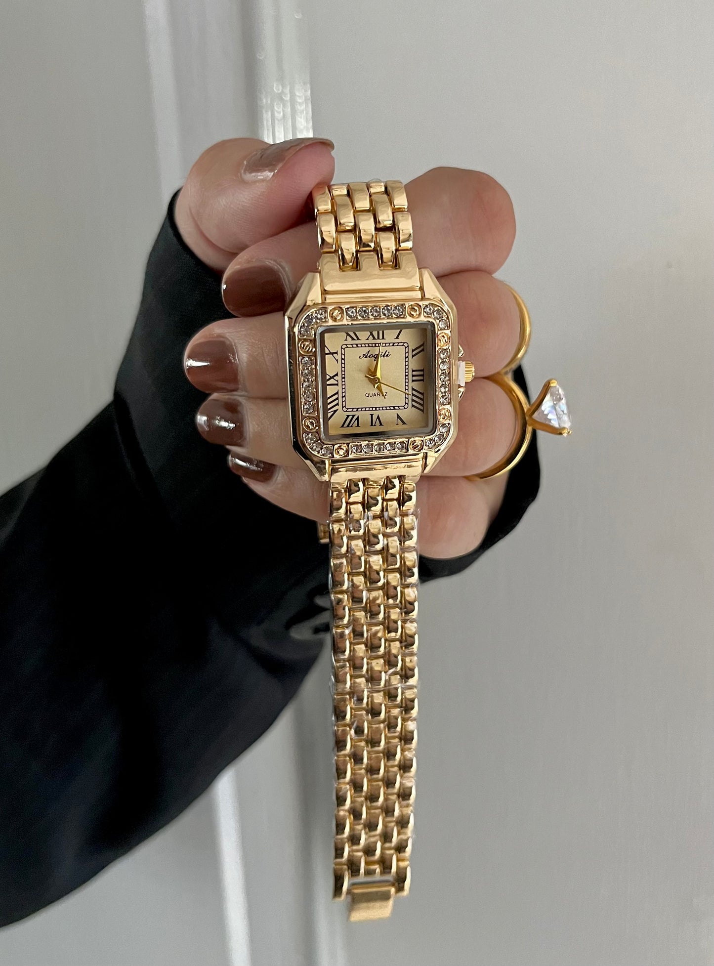 VINTAGE SQUARE WATCH-WHITE DAIL