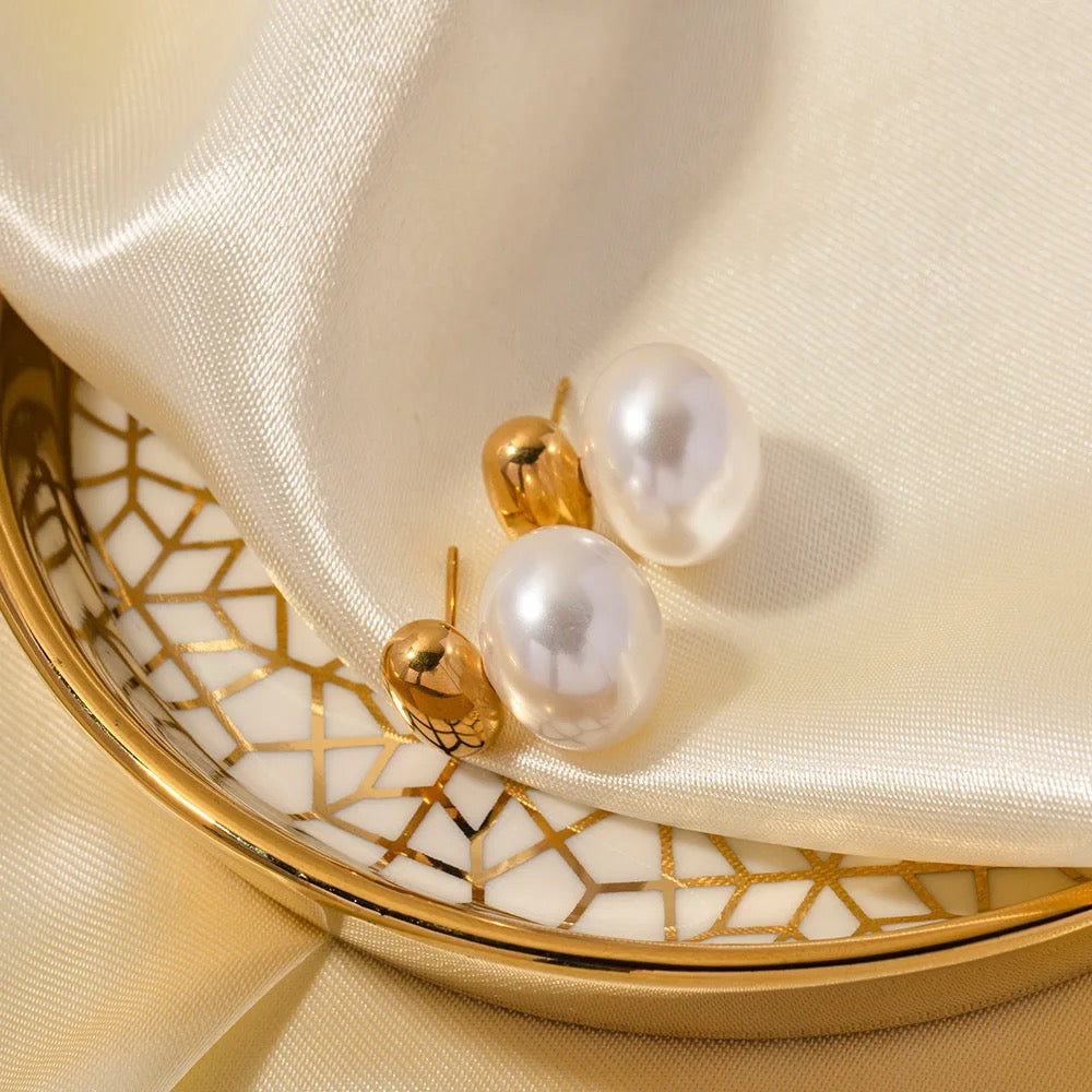 FROSTY PEARLS HOOPS