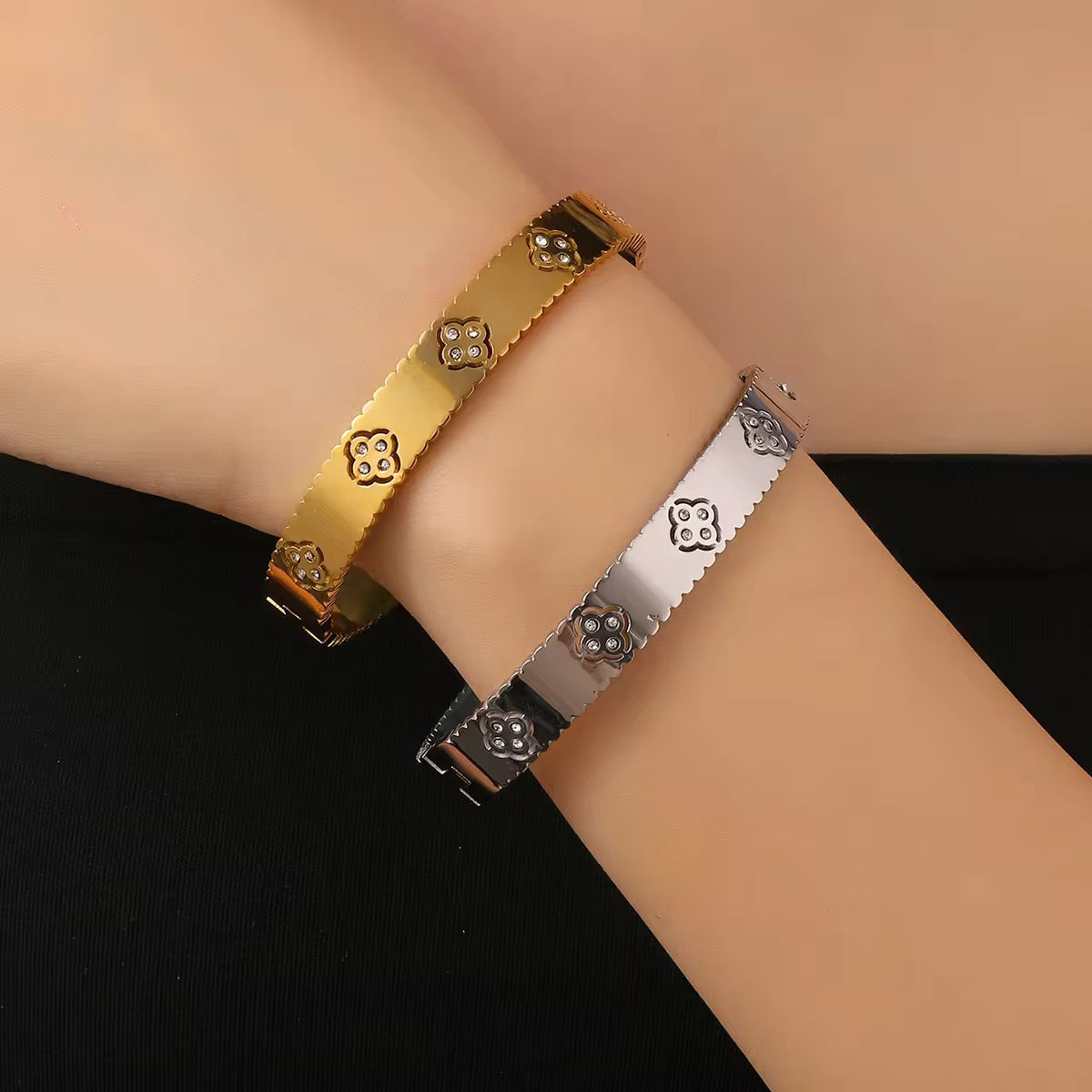 EVA CLOVER BANGLE
