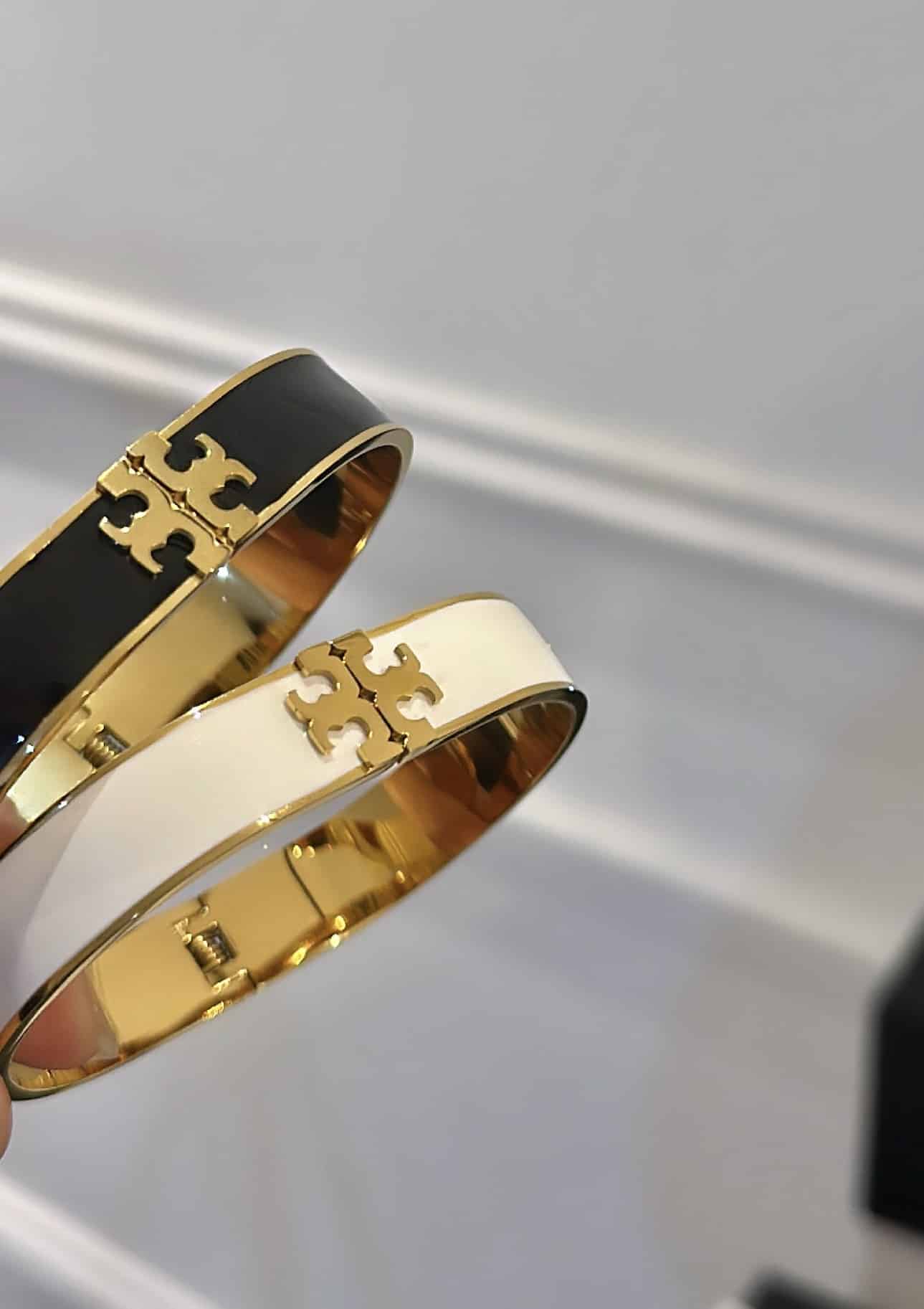 T-WHITE BAGUETTE BANGLE