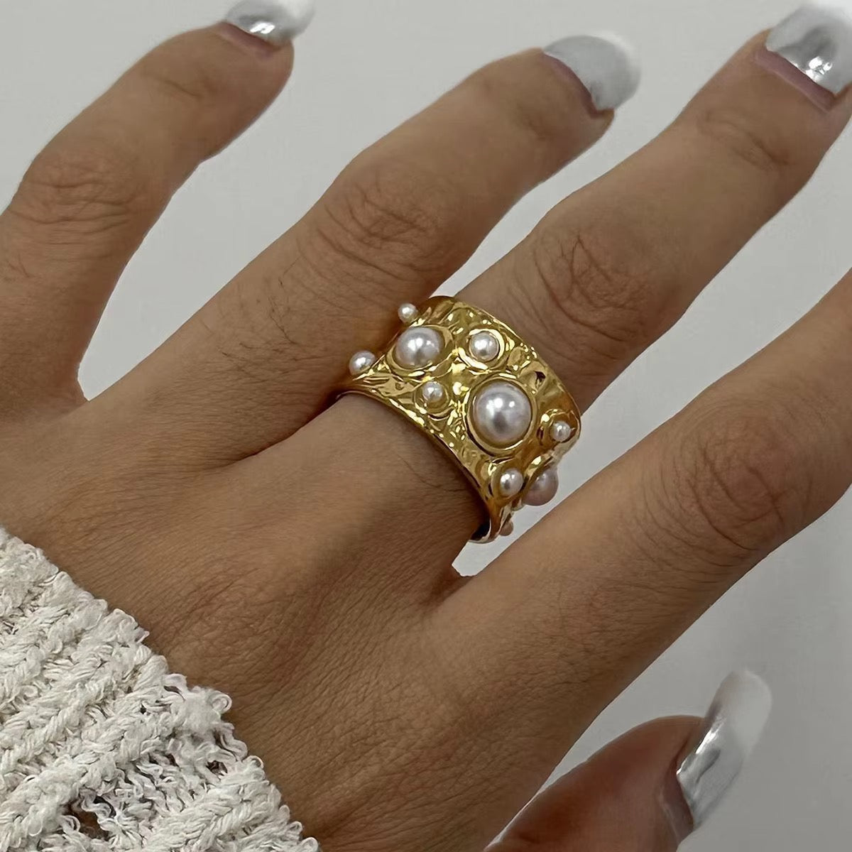 Palmonas Hammered Ring