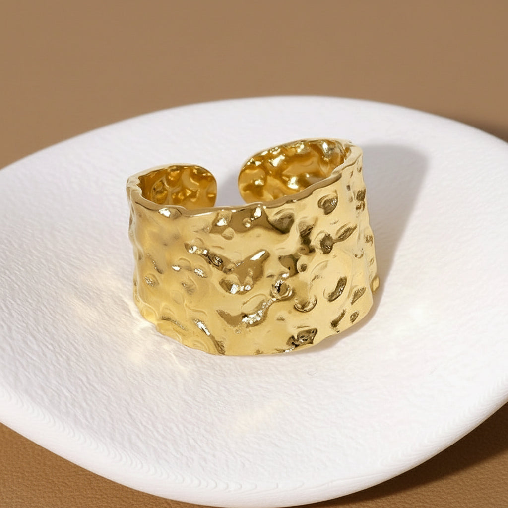 HAMMERED BAND RING