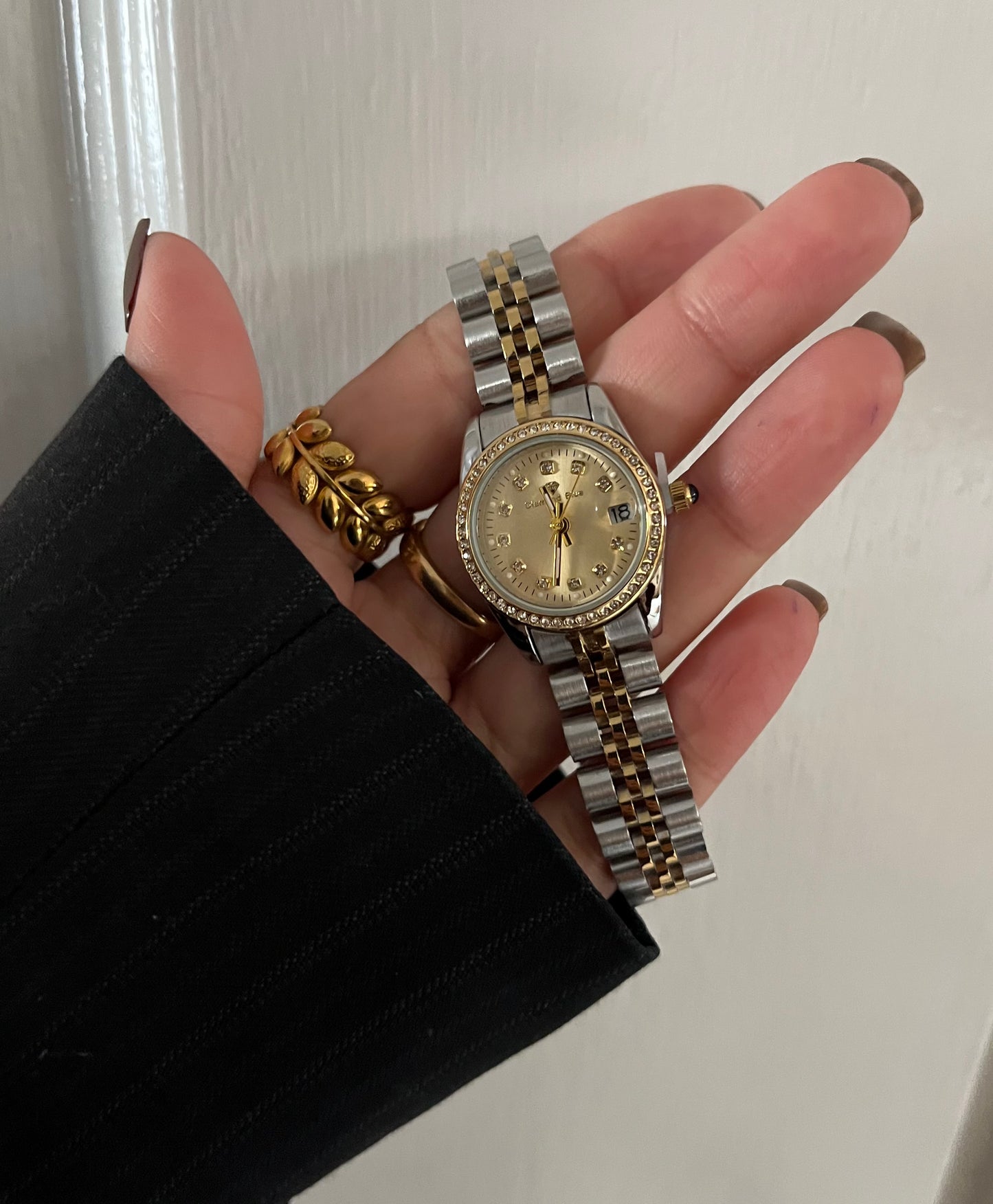 CRYSTAL STUDDED GOLD DAIL WATCH