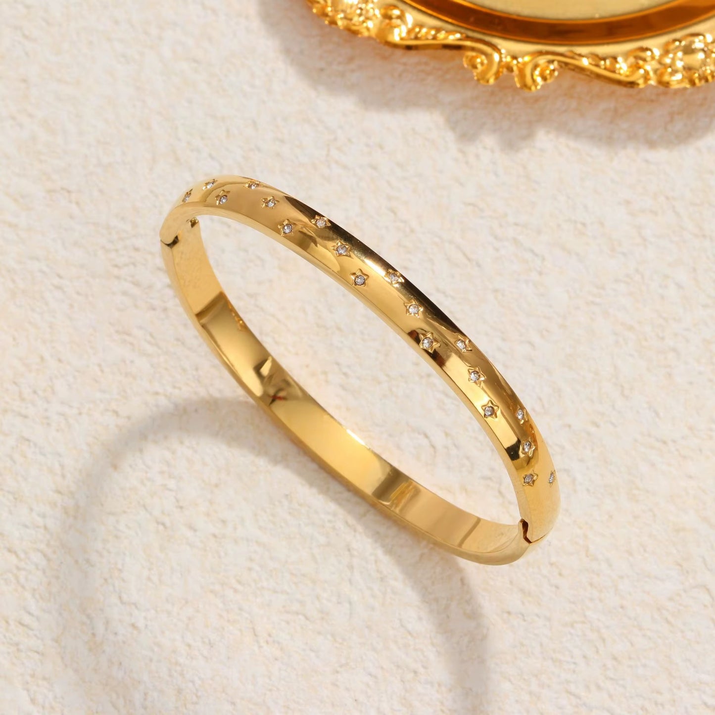 Ras Rani Starled Handcuff