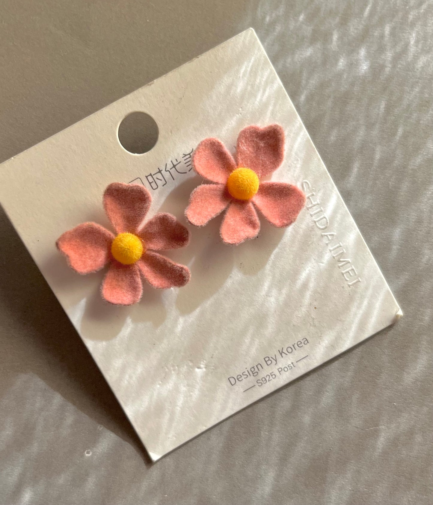 KOREAN DAISY EARRINGS