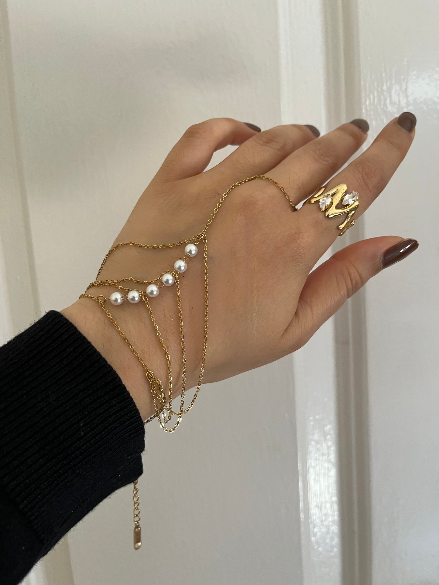 SALIA PEARLS HANDCHAIN