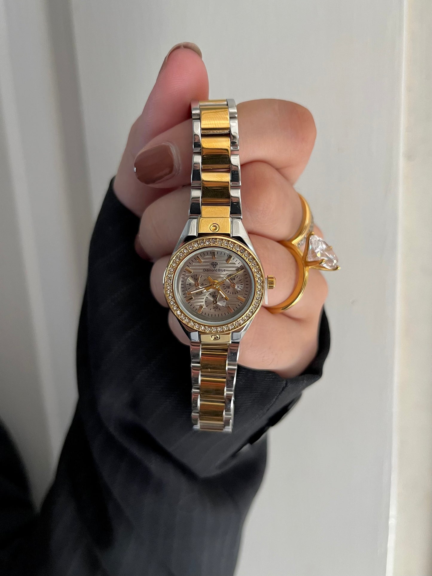 CRYSTAL STUDDED GREY DAIL WATCH✨