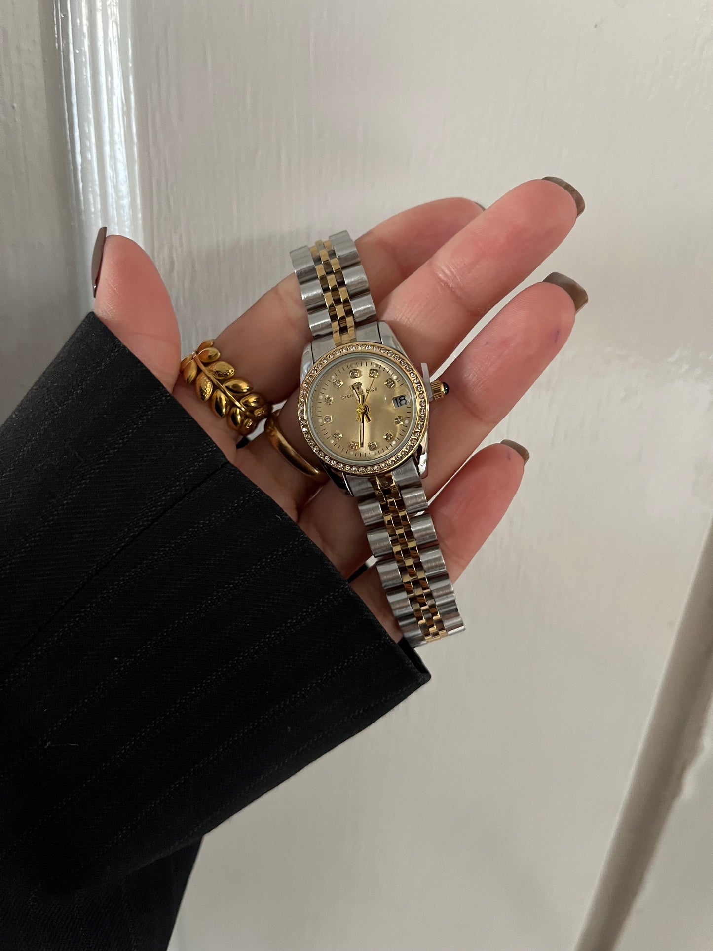 CRYSTAL STUDDED GOLD DAIL WATCH
