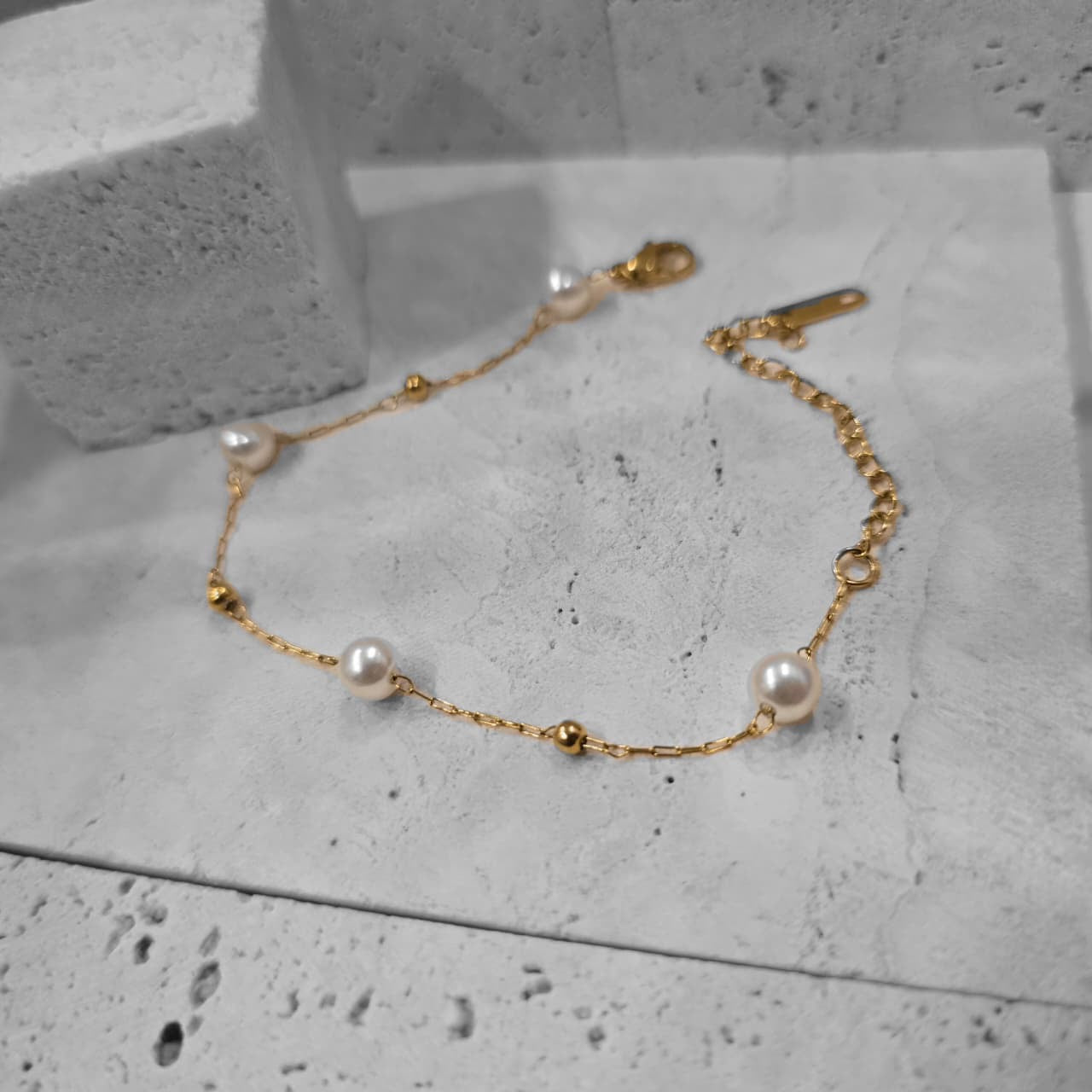 DAINTY PEARL BRACELET