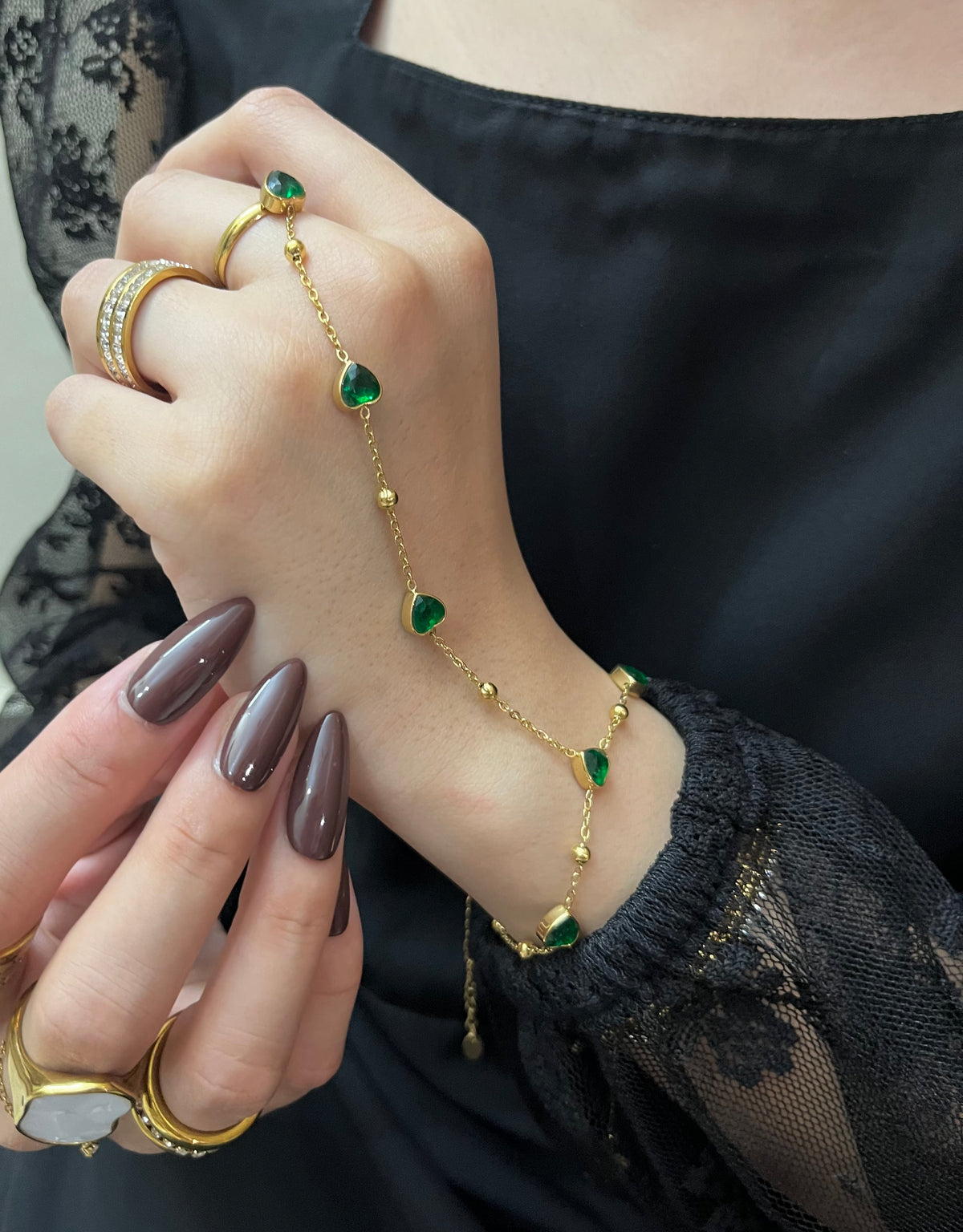 GLADYS EMERALD HEART HAND CHAIN