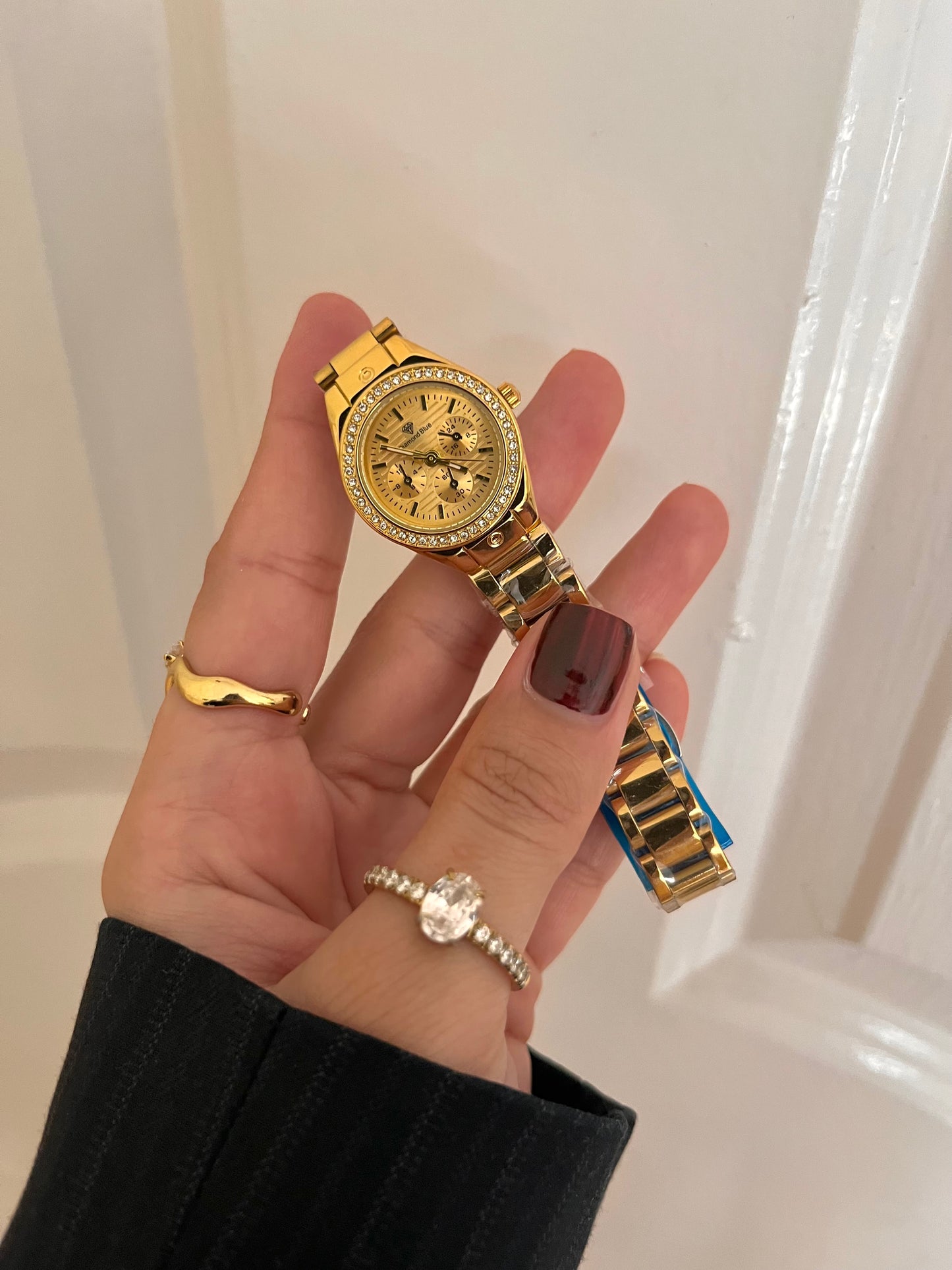 CRYSTA STUDDED GOLDEN DAIL WATCH✨