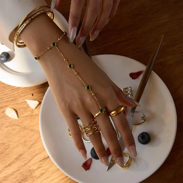 GLADYS EMERALD HEART HAND CHAIN