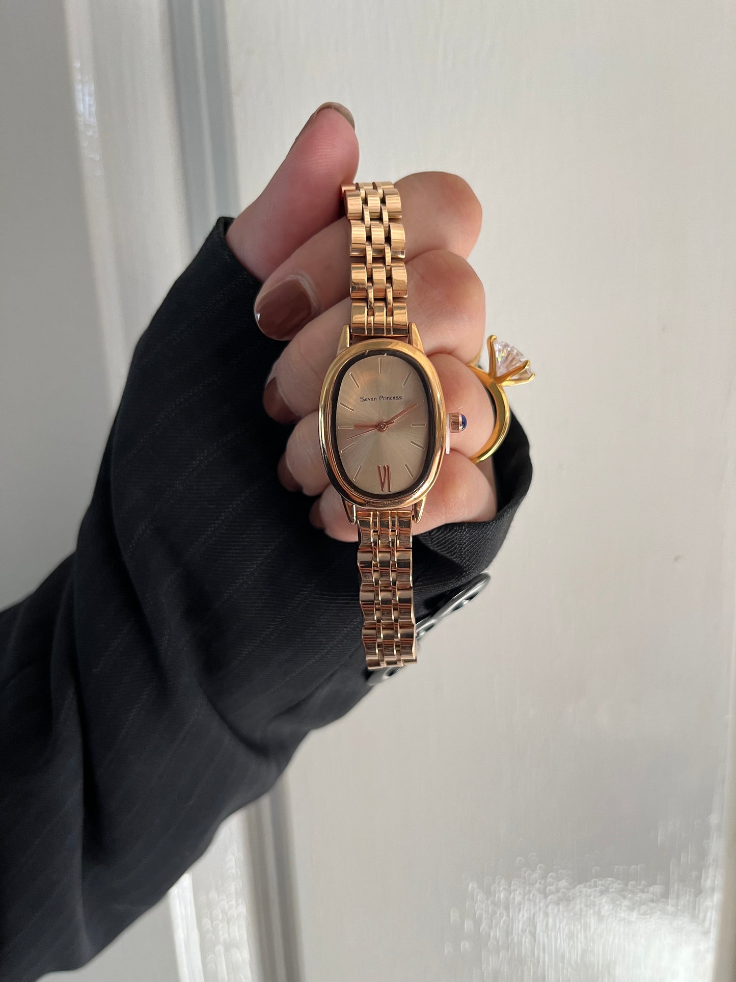 ISABELLA OVAL LUXURY WATCH (gold dail)