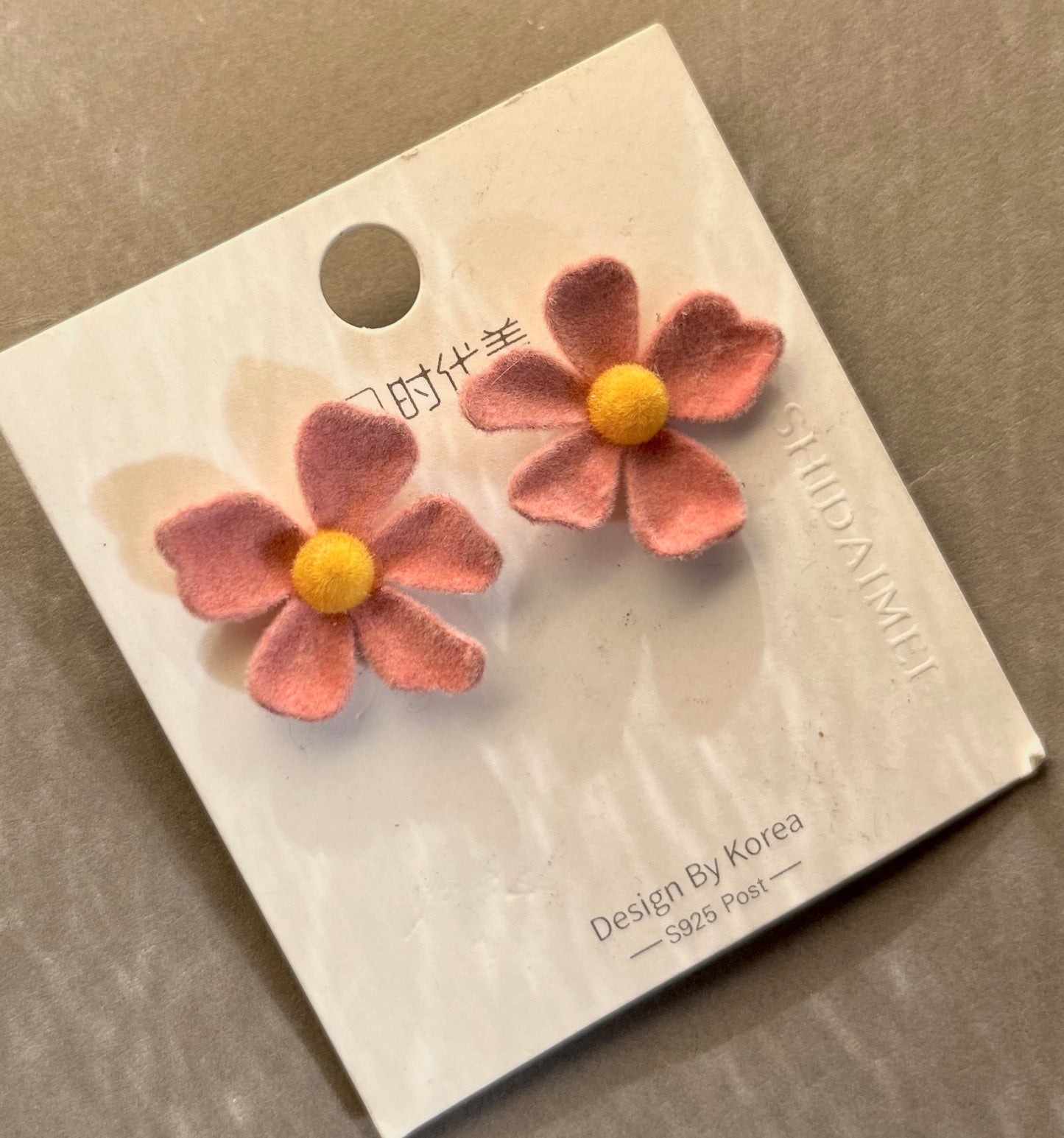 KOREAN DAISY EARRINGS