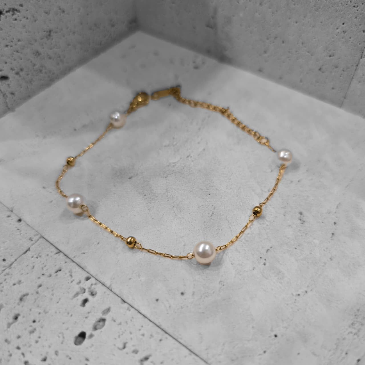 DAINTY PEARL BRACELET