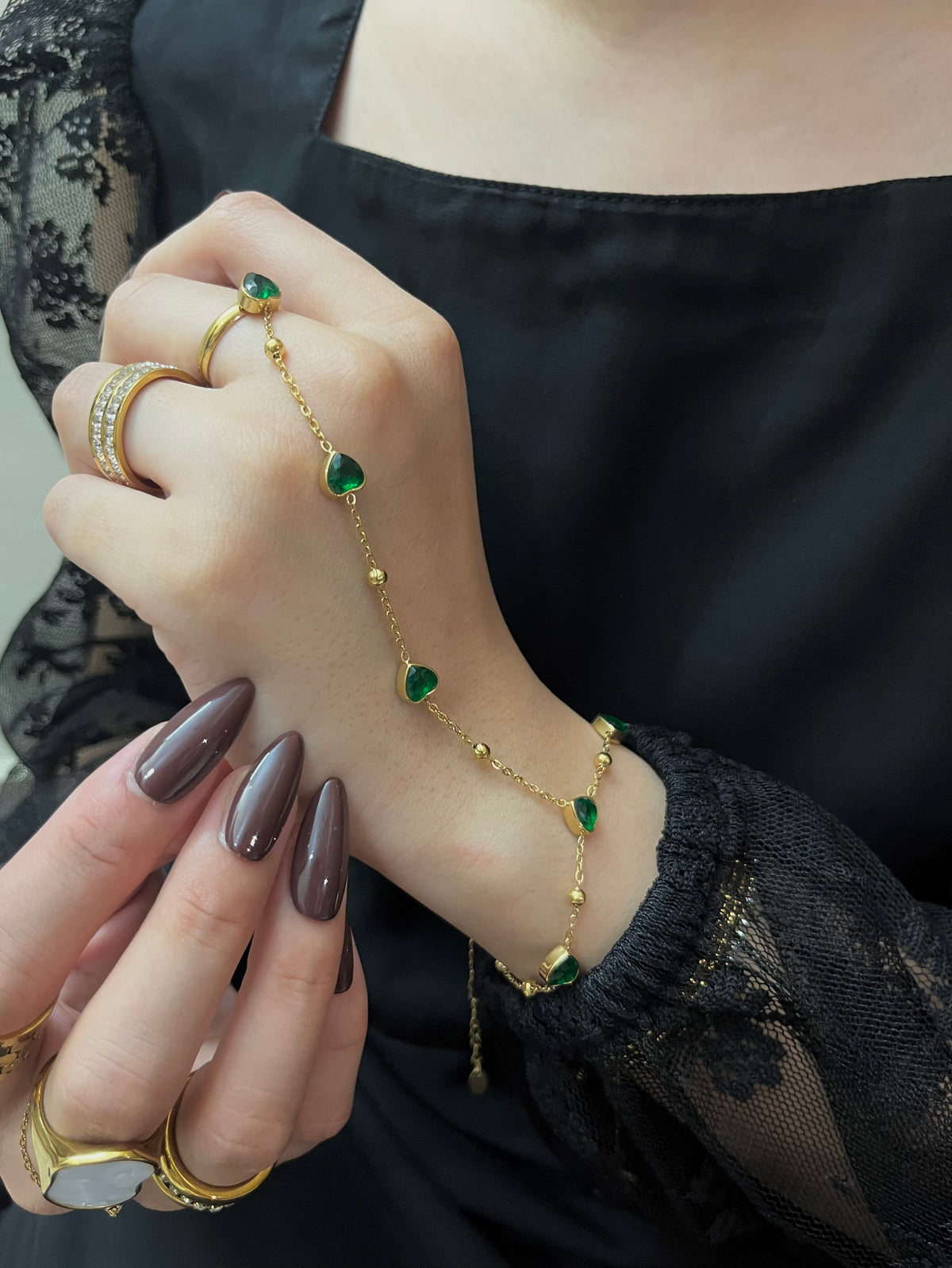 GLADYS EMERALD HEART HAND CHAIN