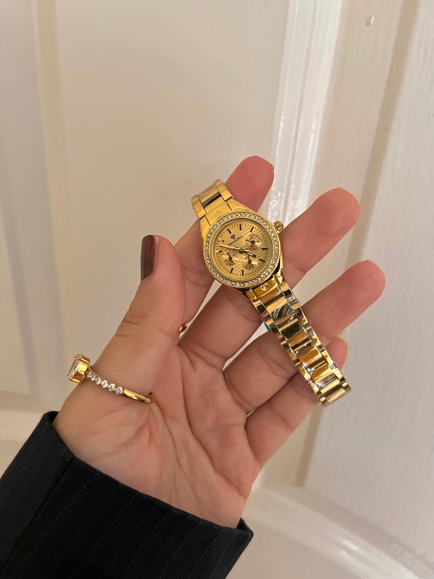 CRYSTA STUDDED GOLDEN DAIL WATCH✨