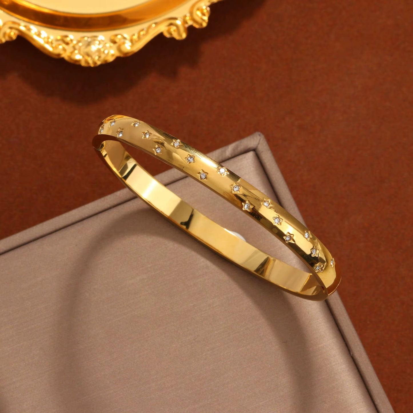 Ras Rani Starled Handcuff