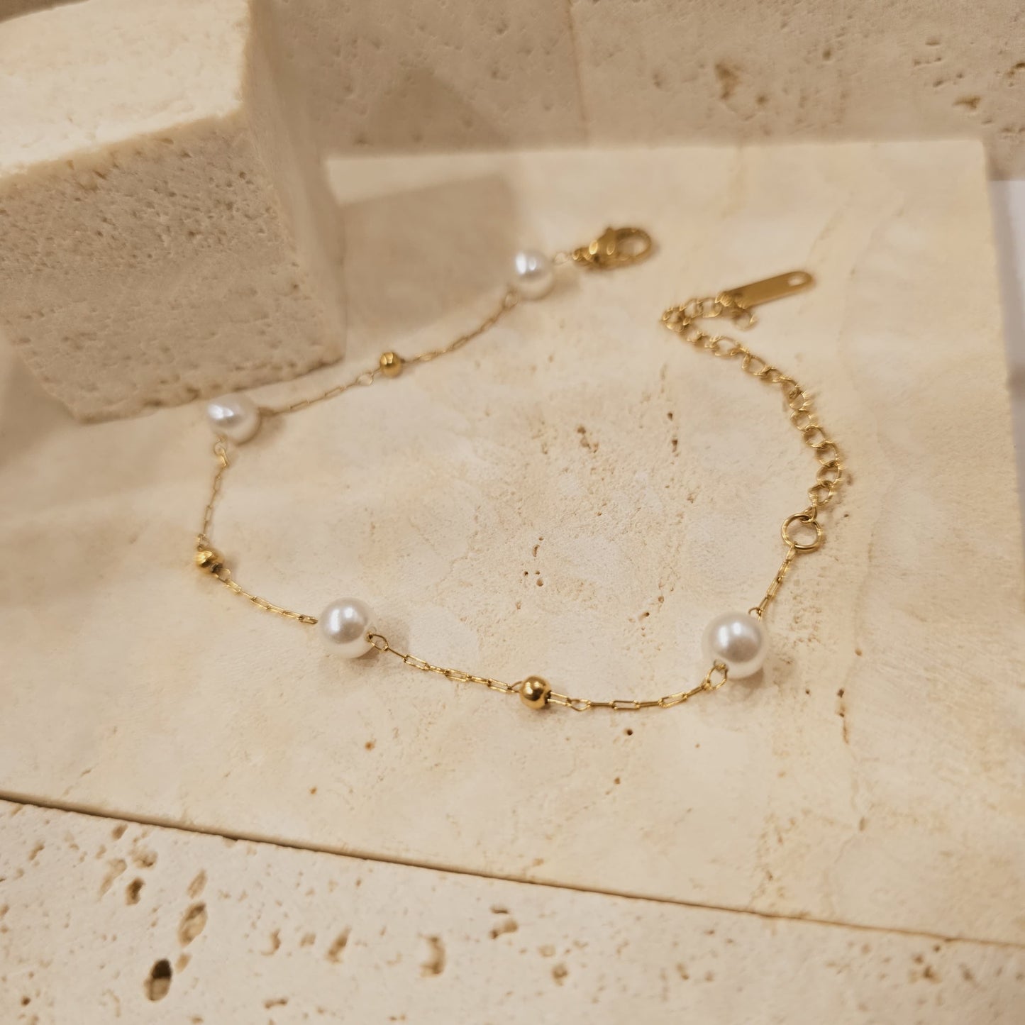DAINTY PEARL BRACELET